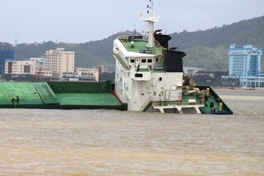 Yêu cầu chủ tàu nhanh chóng trục vớt tàu hàng bị chìm ở vịnh Quy Nhơn