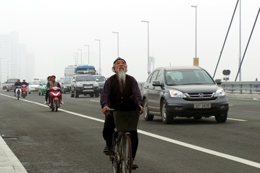 Đã xuất hiện hàng rong hai đầu cầu Nhật Tân