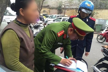 Hà Nội: Vứt rác ra vỉa hè, một phụ nữ bị phạt 6 triệu đồng