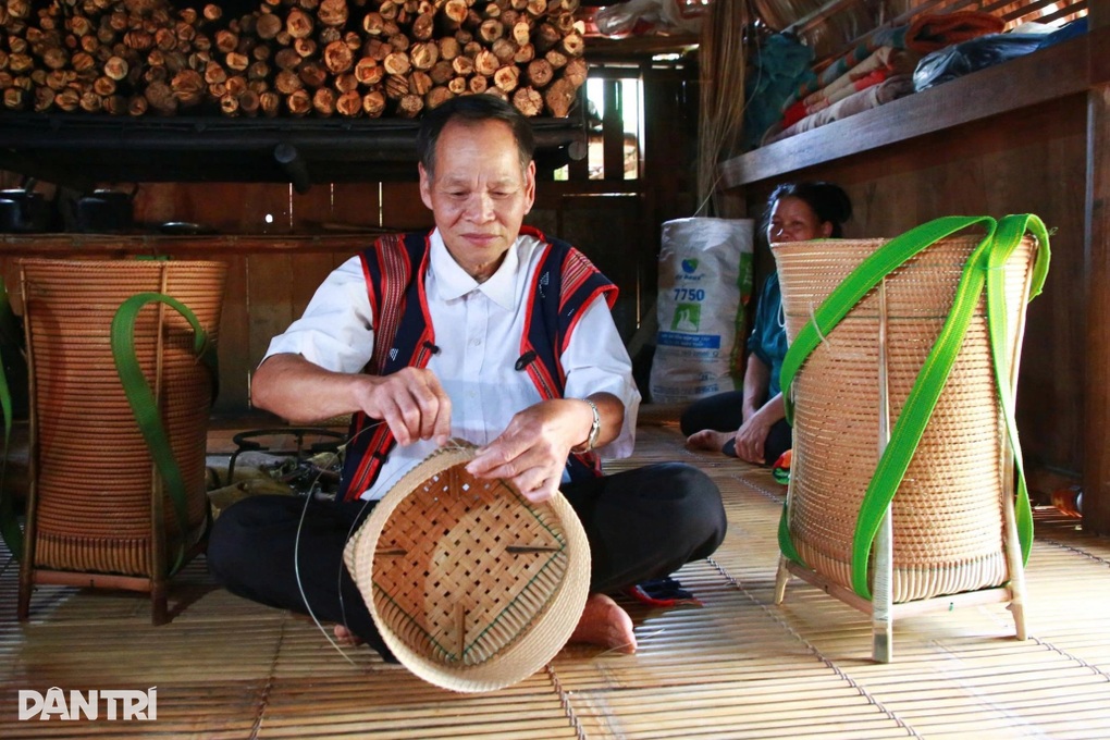 Già làng Cơ Tu nỗ lực giữ gìn nghề đan lát - 3 Già làng Cơ Tu nỗ lực giữ gìn nghề đan lát - 3