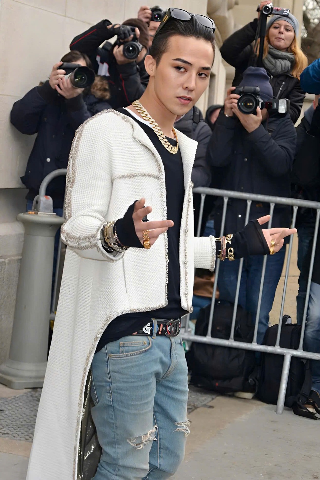 Почему G-Dragon вызвал переполох, когда приехал во Вьетнам выступать с музыкой? - 1 Vì sao G‑Dragon gây sốt khi đến Việt Nam biểu diễn ca nhạc? - 1