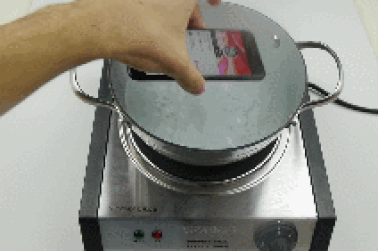 "Tra tấn" iPhone 7 bằng nước đang sôi và Coca đóng đá