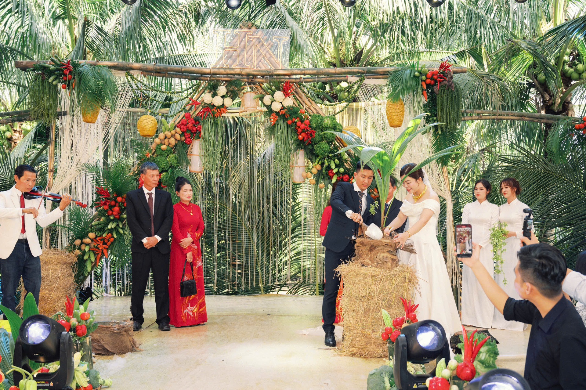 Cặp đôi Bình Định trang trí lễ cưới bằng 1 tấn rau củ, tặng khách mang về - 7 Cặp đôi Bình Định trang trí lễ cưới bằng 1 tấn rau củ, tặng khách mang về - 7