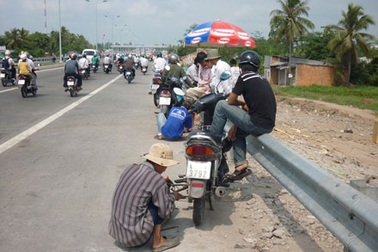 Cầu Cần Thơ vừa khánh thành đã gặp nạn “đinh tặc”