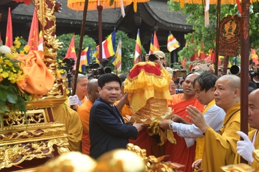 Hàng nghìn người cung rước xá lợi Đức Phật về chùa Tam Chúc