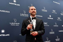 Lương cao chót vót, ngôi sao của Manchester United vẫn dùng iPhone 8 Plus