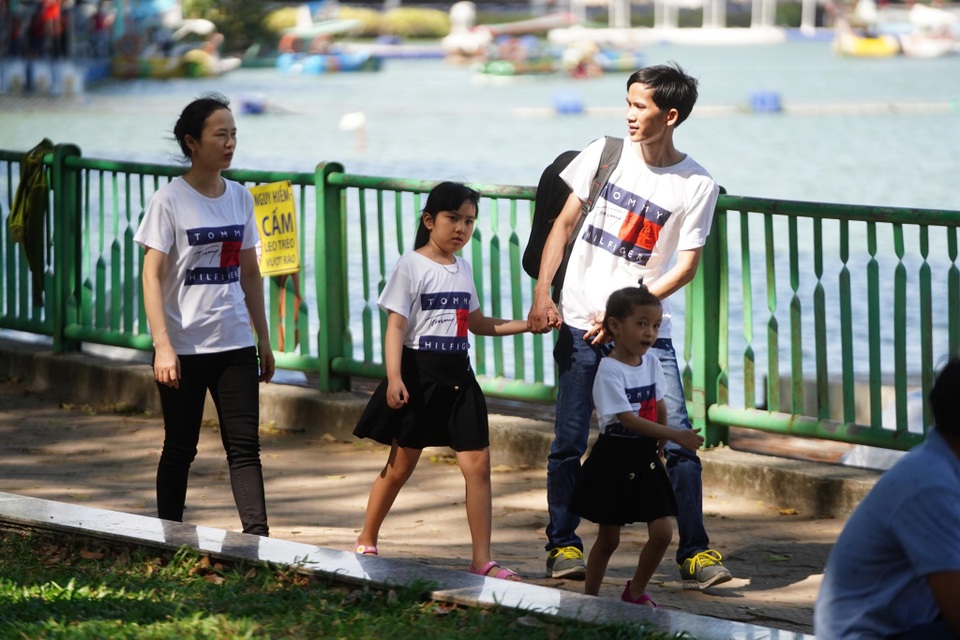 Mùng 3 Tết vào công viên tránh... nóng - 8 Mùng 3 Tết vào công viên tránh... nóng - 8