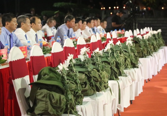 Hàng ghế dành cho các đại biểu đặc biệt tại chương trình Nghĩa tình tháng 7- Hoa dâng mộ liệt sĩ