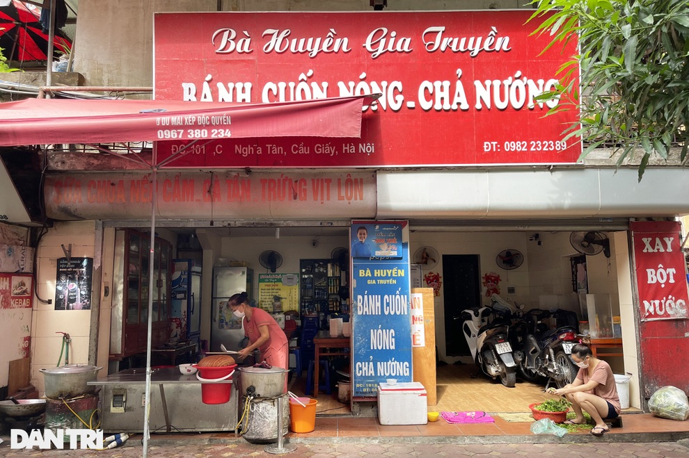 Hà Nội: Chủ hàng tất bật dọn quán trước giờ được mở cửa bán hàng trở lại - 7 Hà Nội: Chủ hàng tất bật dọn quán trước giờ được mở cửa bán hàng trở lại - 7