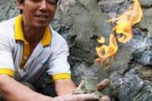 Đóng các giếng khoan "phát lửa ngùn ngụt"