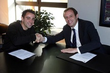 Xavi chính thức gia hạn hợp đồng với Barcelona tới năm 2016