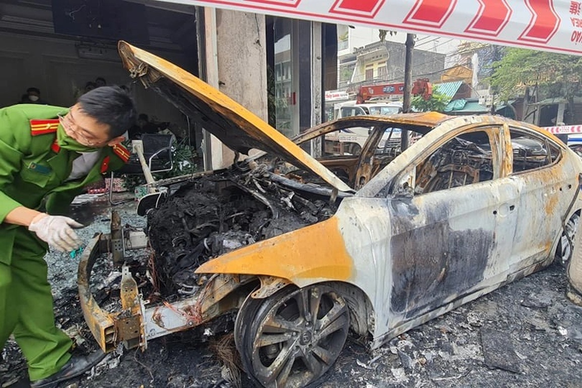 Phòng khám nha khoa bốc cháy trong đêm - 2 Phòng khám nha khoa bốc cháy trong đêm - 2