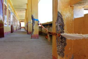 Trường nguy cơ đổ sập, hơn trăm học sinh phải đi học nhờ