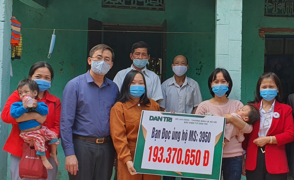 Bạn đọc giúp đỡ người mẹ cùng lúc sinh 3 con bại não gần 200 triệu đồng - 1