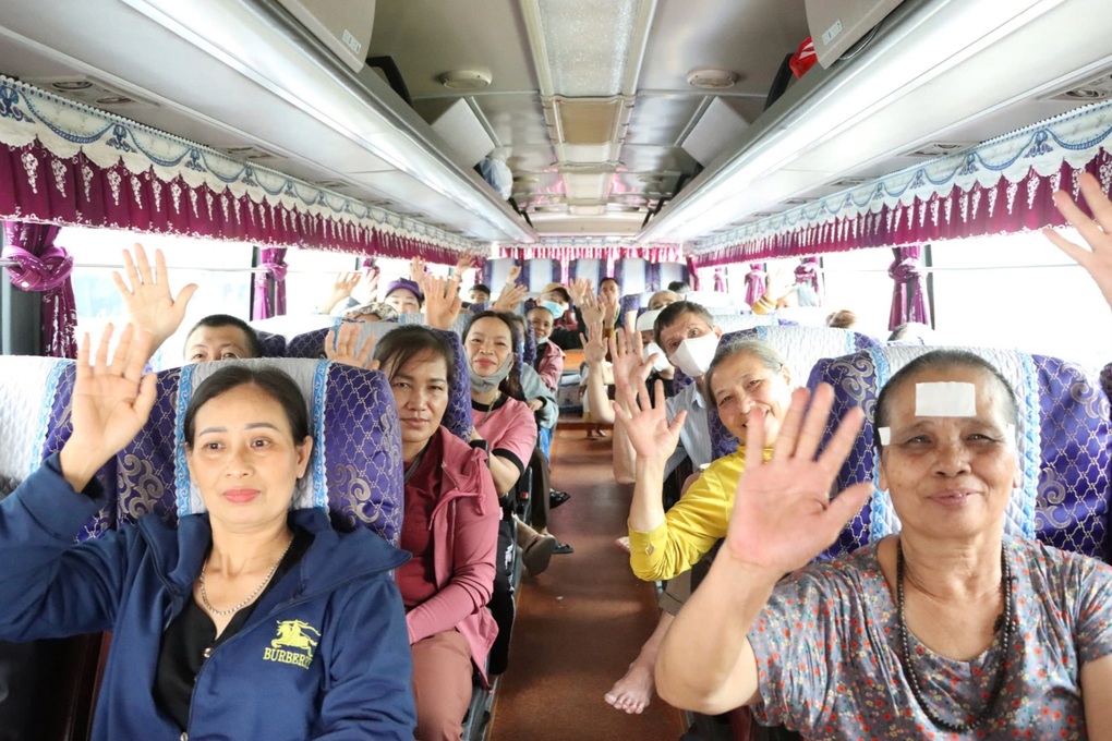 Chuyến xe đặc biệt đưa bé trai 3 năm điều trị ung thư máu về quê ăn Tết - 5 Chuyến xe đặc biệt đưa bé trai 3 năm điều trị ung thư máu về quê ăn Tết - 5