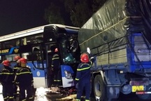 Hai vụ tai nạn giữa xe khách và xe tải làm 2 người chết, 6 người bị thương