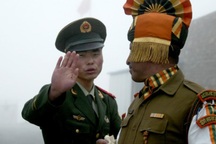 Lính Ấn Độ và Trung Quốc hò hét, ném đá vào nhau