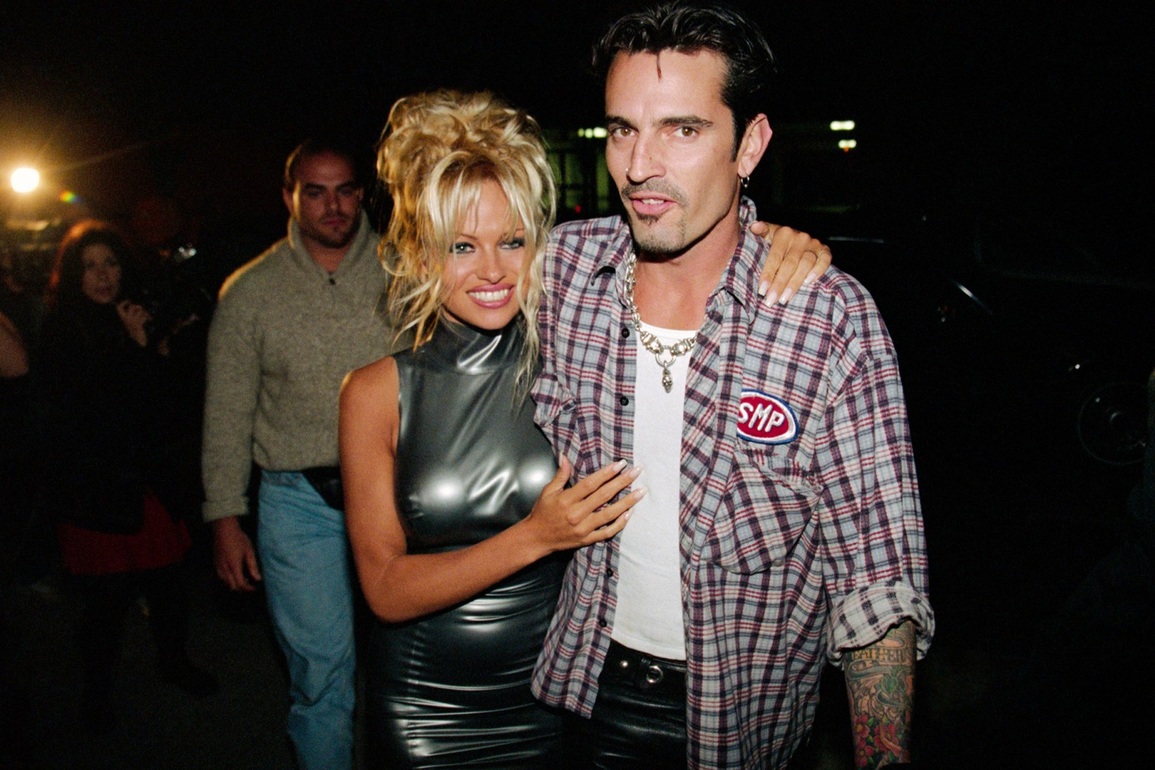 Người mẫu Pamela Anderson tự làm phim kể về việc mình bị lộ clip nóng - 2 Người mẫu Pamela Anderson tự làm phim kể về việc mình bị lộ clip nóng - 2