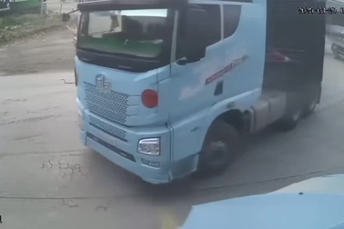 Container lật nghiêng xuống đường khi đi qua đoạn cua gấp