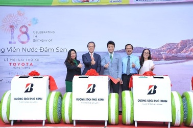 Bridgestone Việt Nam trao tặng thùng rác thông minh cho Công Viên Nước Đầm Sen
