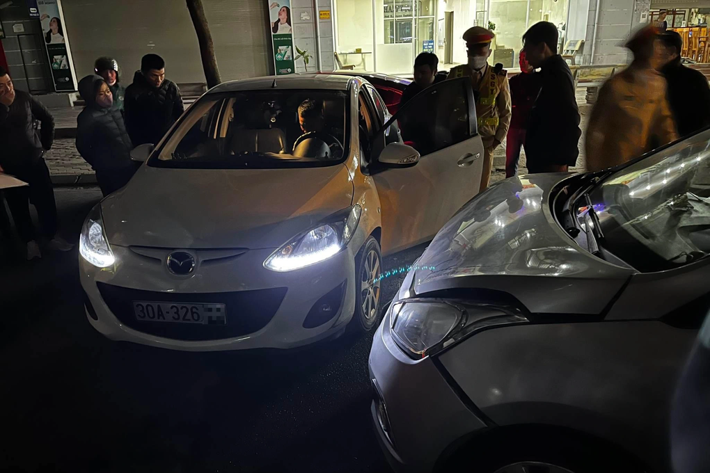 Xe Mazda liên tục va chạm với 4 ô tô trong khu đô thị - 2 Xe Mazda liên tục va chạm với 4 ô tô trong khu đô thị - 2