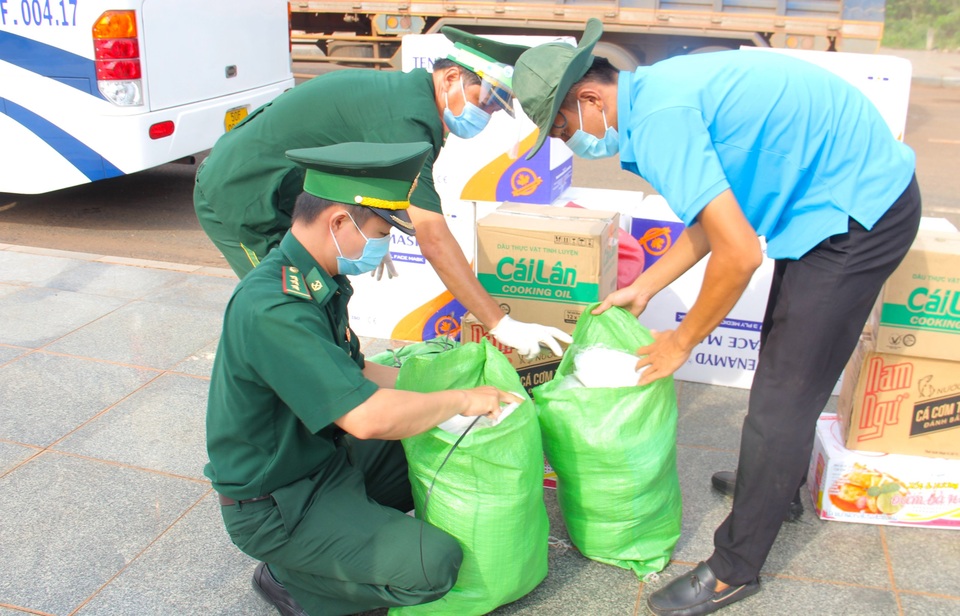 Giếng nước mát lòng chiến sĩ vùng biên đang căng mình chống dịch Covid-19 - 8