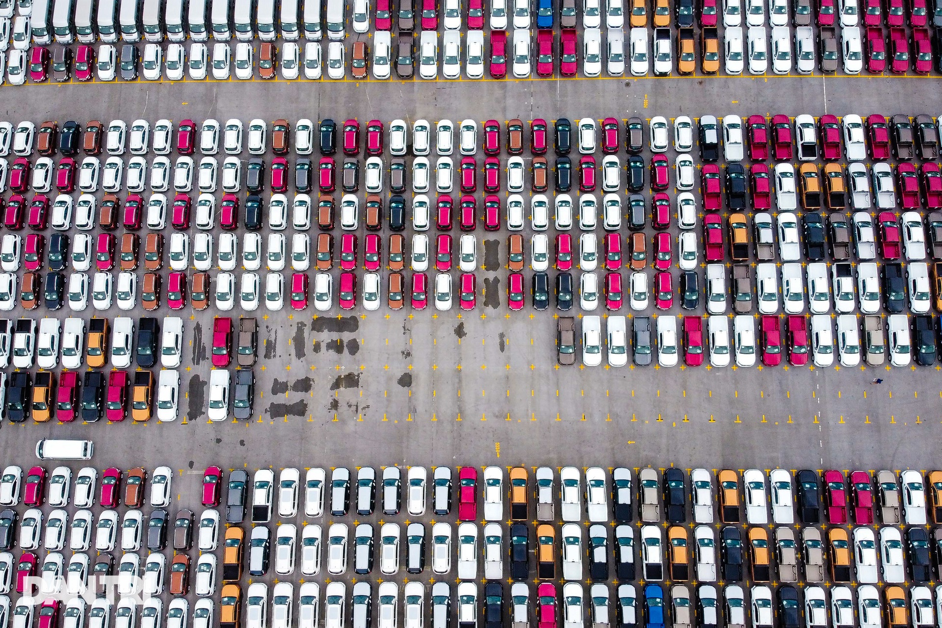 Hà Nội: Hàng nghìn ôtô nằm phơi nắng dầm mưa vì giãn cách xã hội - 9 Hà Nội: Hàng nghìn ôtô nằm phơi nắng dầm mưa vì giãn cách xã hội - 9