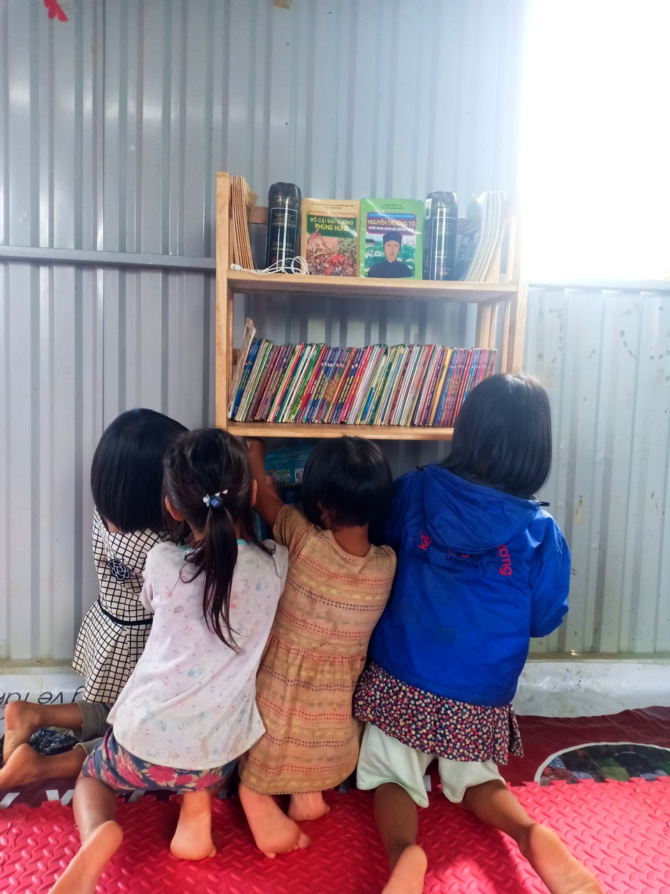 Niềm vui đọc sách ở thư viện mới của học sinh điểm trường vùng cao - 5 Niềm vui đọc sách ở thư viện mới của học sinh điểm trường vùng cao - 5