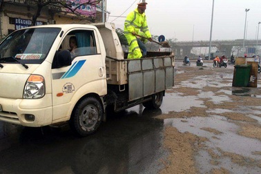 CSGT xử lý hàng trăm mét dầu loang trên quốc lộ