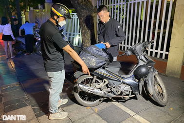 Bắt "quái xế", cảnh sát phát hiện cả bình khí cười, đao kiếm