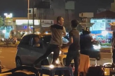 TPHCM: Công an làm việc với người đàn ông bắt cô gái quỳ giữa đường