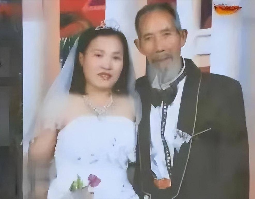 Mời thầy lang về chữa bệnh cho bố, cô gái 26 tuổi phải lòng cụ ông 71 tuổi - 1 Mời thầy lang về chữa bệnh cho bố, cô gái 26 tuổi phải lòng cụ ông 71 tuổi - 1