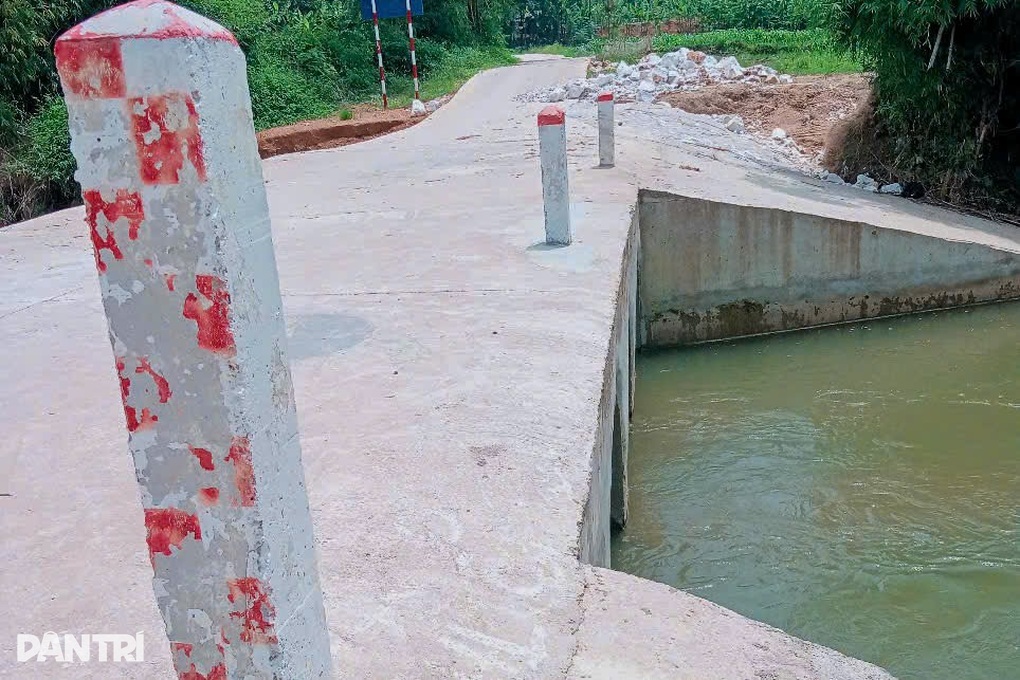 Cầu Dân trí ở Lào Cai vững chãi sau lũ dữ, chính quyền khẩn trương tu sửa lối vào - 4 Cầu Dân trí ở Lào Cai vững chãi sau lũ dữ, chính quyền khẩn trương tu sửa lối vào - 4