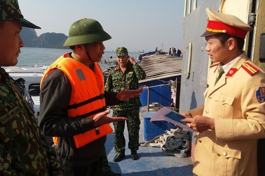 Tàu du lịch bị chìm, 31 khách Trung Quốc được cứu hộ an toàn