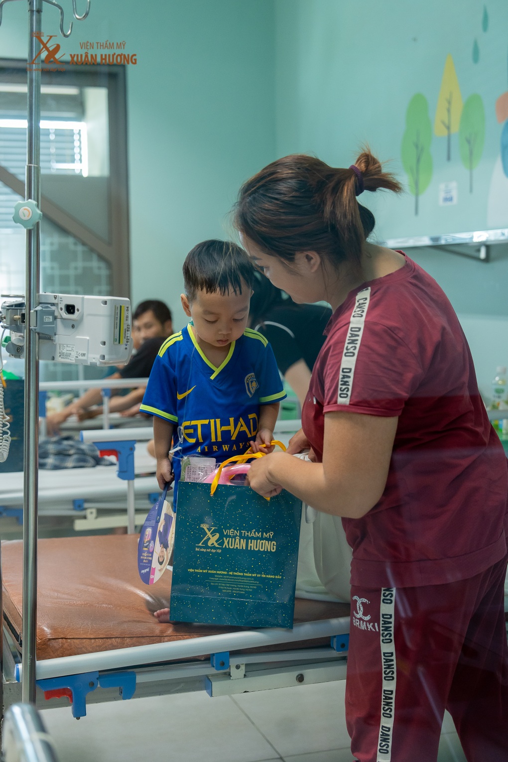 Viện Thẩm mỹ Xuân Hương trao 240 suất quà cho bệnh nhi có hoàn cảnh khó khăn - 4