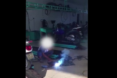 Cư dân chung cư lo lắng vì cửa hàng sửa chữa xe máy "phun lửa"