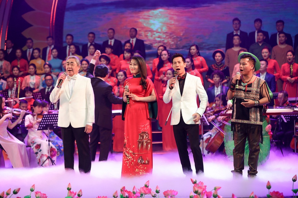 Nhiều cảm xúc đặc biệt trong đêm nghệ thuật Mùa Xuân dâng Đảng - 2 Nhiều cảm xúc đặc biệt trong đêm nghệ thuật Mùa Xuân dâng Đảng - 2