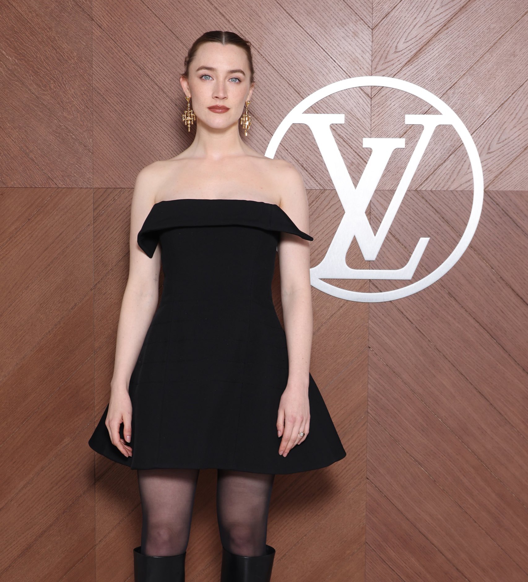 View - Lisa diện đồ xẻ ngực gợi cảm, gặp gỡ "người tình màn ảnh" của Kim Soo Hyun | Báo Dân trí