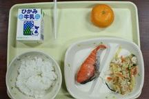 Nhân viên nhiễm virus corona chuẩn bị đồ ăn cho gần 200 học sinh Nhật Bản