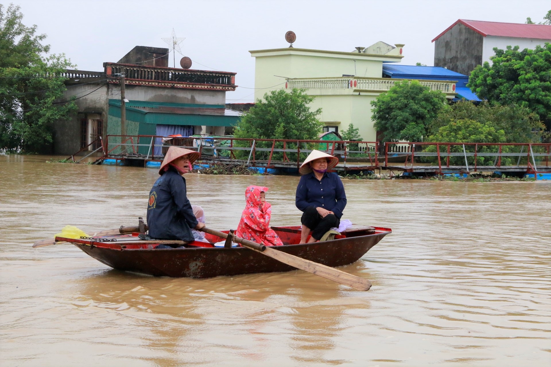 Cận cảnh nước lũ cô lập hàng trăm hộ dân ở Ninh Bình - 6 Cận cảnh nước lũ cô lập hàng trăm hộ dân ở Ninh Bình - 6