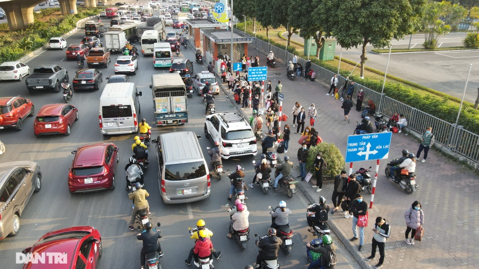 Đường Hà Nội ùn tắc kéo dài từ trên cao xuống dưới thấp chiều cuối năm - 10