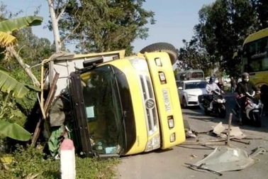 Xe Innova đấu đầu xe tải, 6 người bị thương