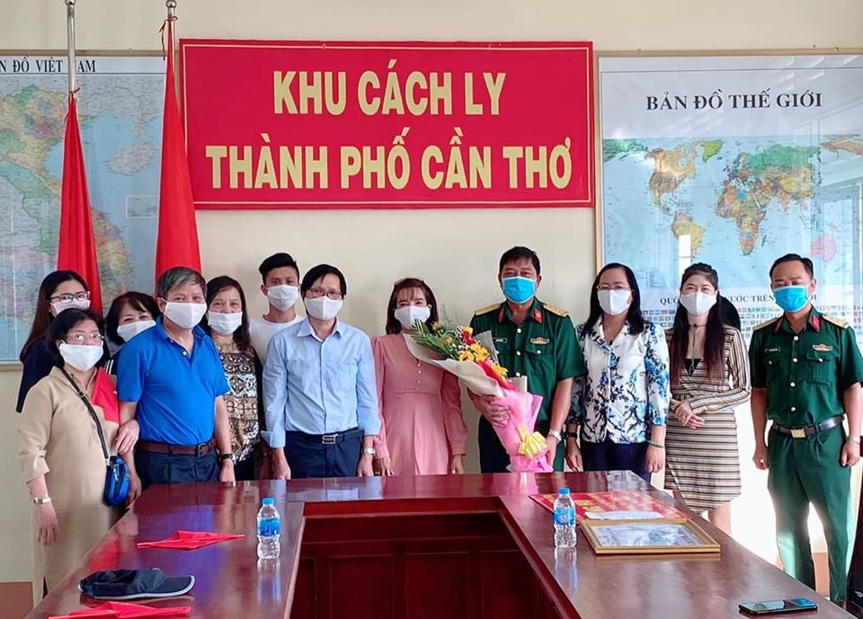 Bà xã Đăng Khôi làm điều đặc biệt dành tặng các “người hùng” ở khu cách ly - 2 Bà xã Đăng Khôi làm điều đặc biệt dành tặng các “người hùng” ở khu cách ly - 2