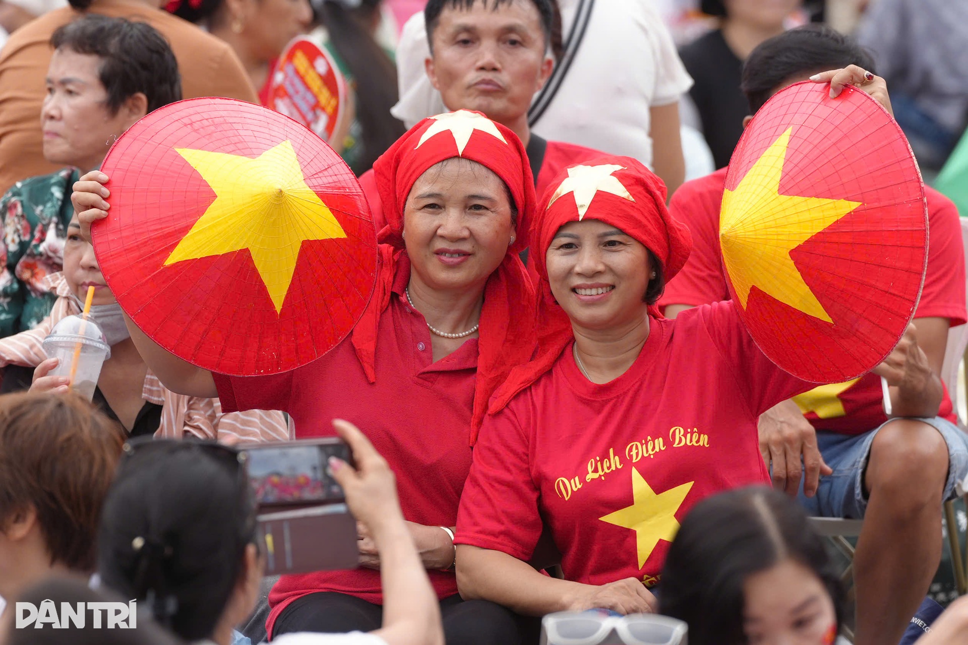 Người dân đội ghế, mang chiếu sẵn sàng cắm trại xuyên đêm chờ xem diễu binh - 14 Người dân đội ghế, mang chiếu sẵn sàng cắm trại xuyên đêm chờ xem diễu binh - 14
