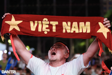 Người dân TPHCM vỡ òa khi tuyển nữ Việt Nam giành HCV SEA Games