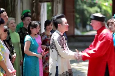 Đại sứ Canada mặc áo dài hát “Người ơi, người ở đừng về”