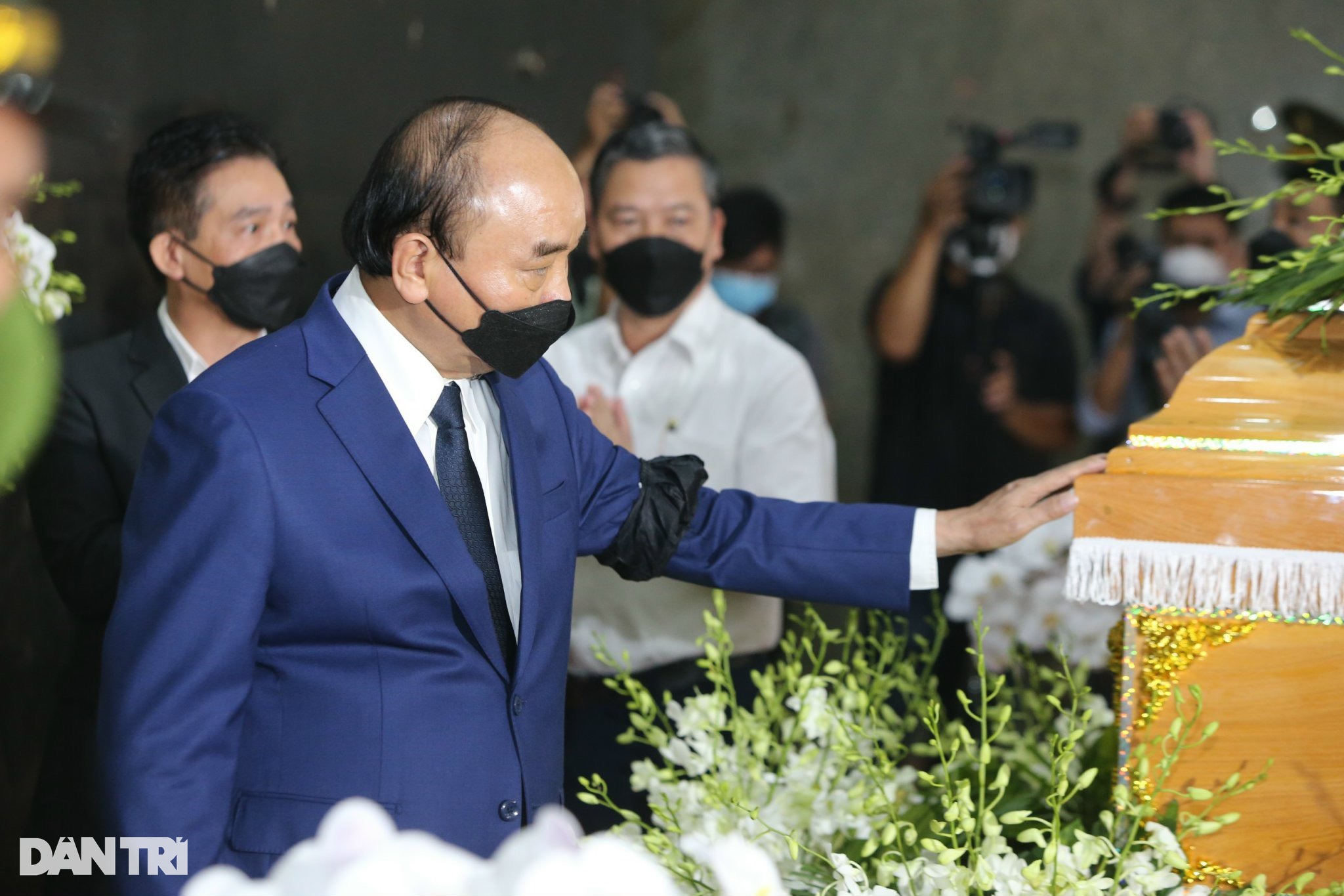 Chủ tịch nước Nguyễn Xuân Phúc đến viếng Phó Chủ tịch TPHCM Lê Hòa Bình - 6 Chủ tịch nước Nguyễn Xuân Phúc đến viếng Phó Chủ tịch TPHCM Lê Hòa Bình - 6