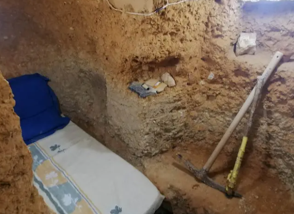 Sau một lần tranh cãi với cha mẹ, thanh niên đào hầm... suốt 6 năm - 4 Sau một lần tranh cãi với cha mẹ, thanh niên đào hầm... suốt 6 năm - 4