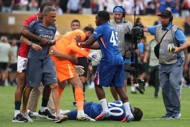 HLV Enrique thừa nhận sai lầm, đối diện án phạt khi bóp cổ cầu thủ Chelsea