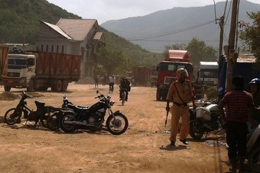 Dựng xe máy thành... hàng rào chặn xe tải